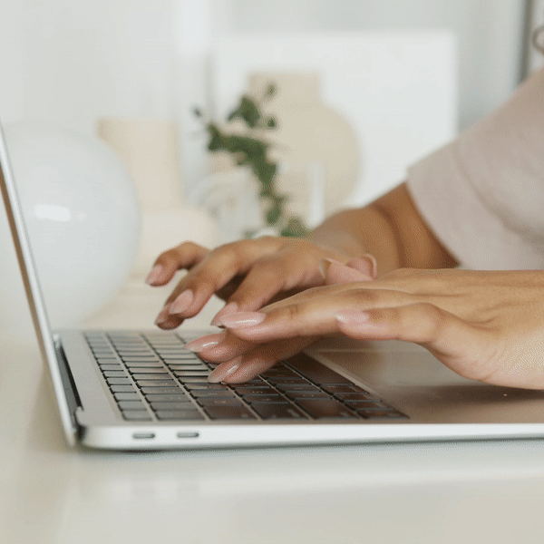 Tippen am Laptop. Tippen auf der LaptopTastatur.
