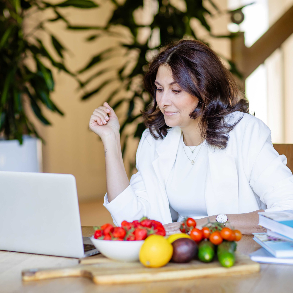 Das Bild zeigt Olga sitzend vor ihrem Laptop wie sie ein Beratungsgespräch durchführt.