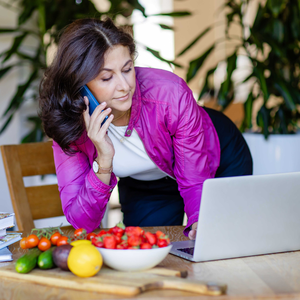 Das Bild zeigt Olga stehend vor ihrem Laptop.