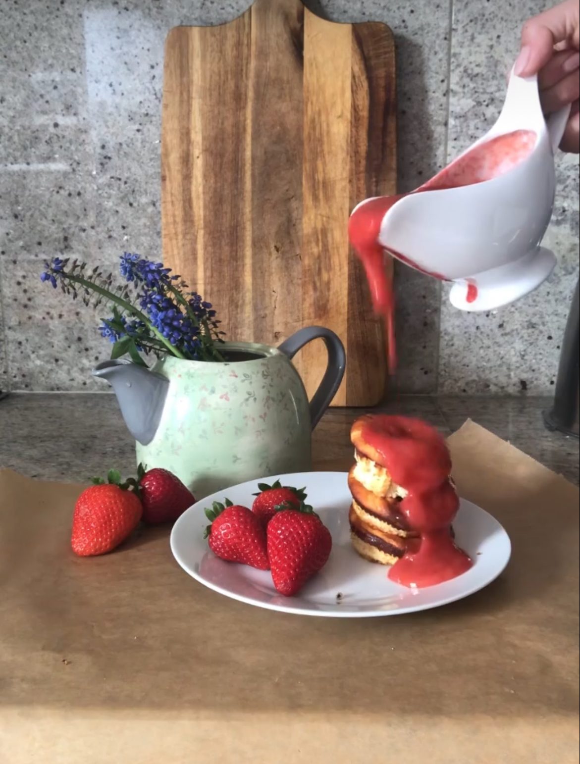 Teller mit Erdbeeren und kleinen Kuchen